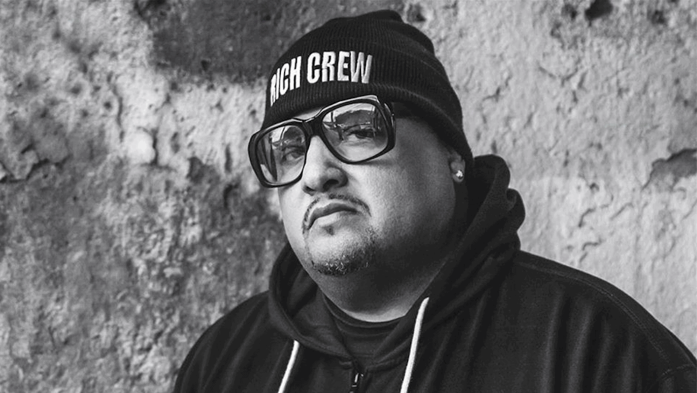 Black-and-white photo of Chicago disc jockey and producer DJ Deeon.